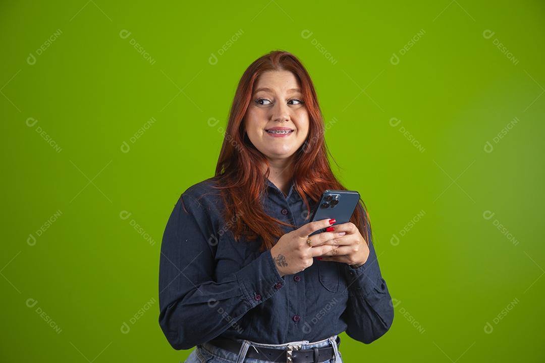 Linda mulher jovem garota cabelo ruivo sorridente sobre fundo isolado verde