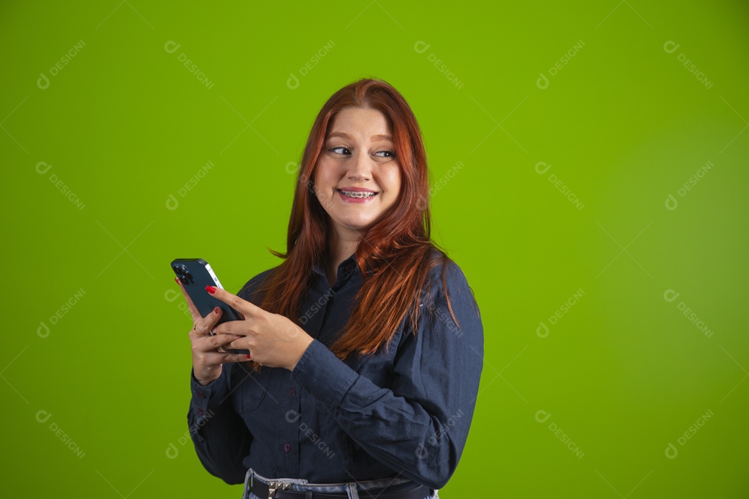 Linda mulher jovem garota cabelo ruivo sorridente usando celular smartphone