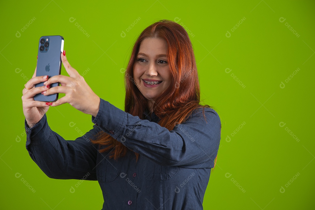 Linda mulher jovem garota cabelo ruivo sorridente usando celular smartphone