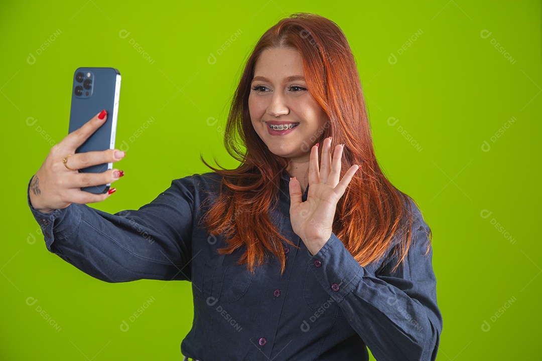 Linda mulher jovem garota cabelo ruivo sorridente usando celular smartphone