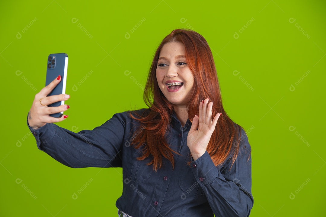 Linda mulher jovem garota cabelo ruivo usando celular