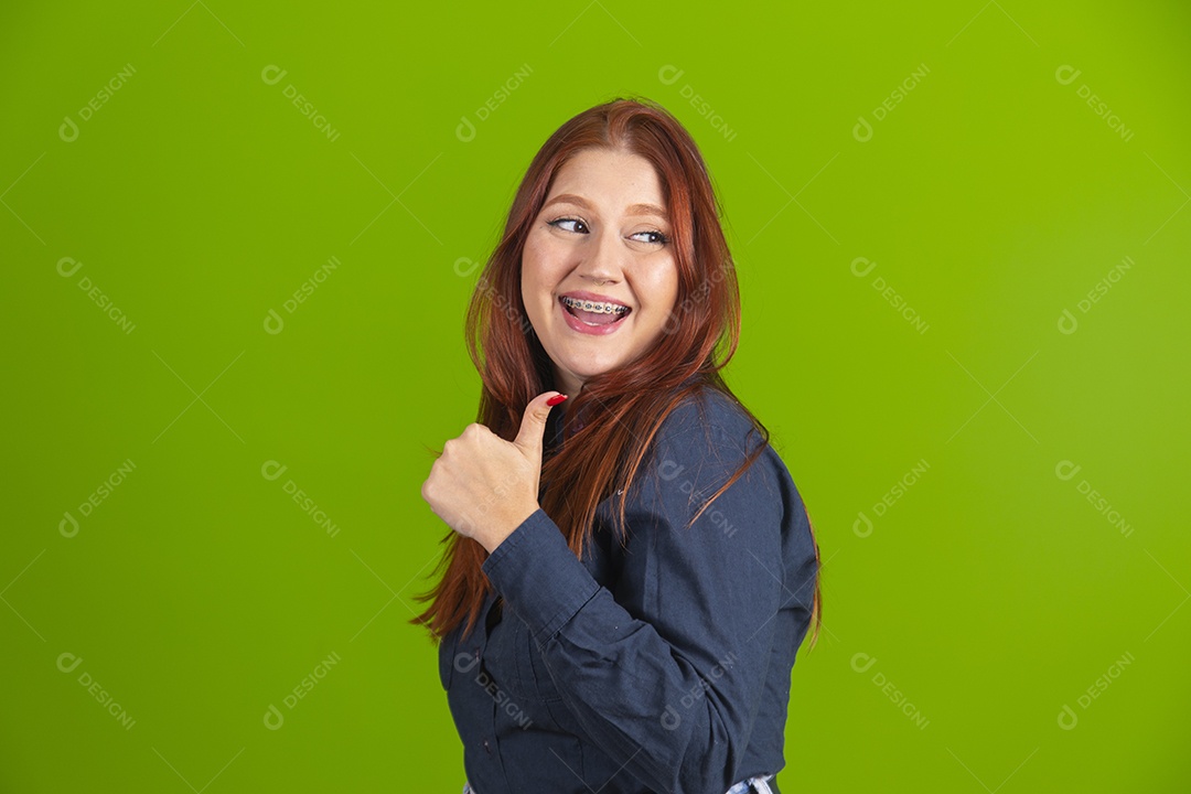 Linda mulher jovem garota cabelo ruivo sorridente sobre fundo isolado verde