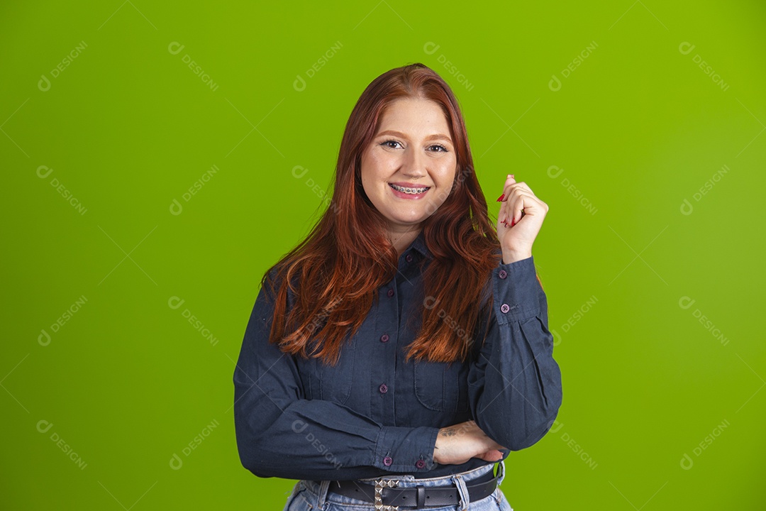 Linda mulher jovem garota cabelo ruivo sorridente sobre fundo isolado verde