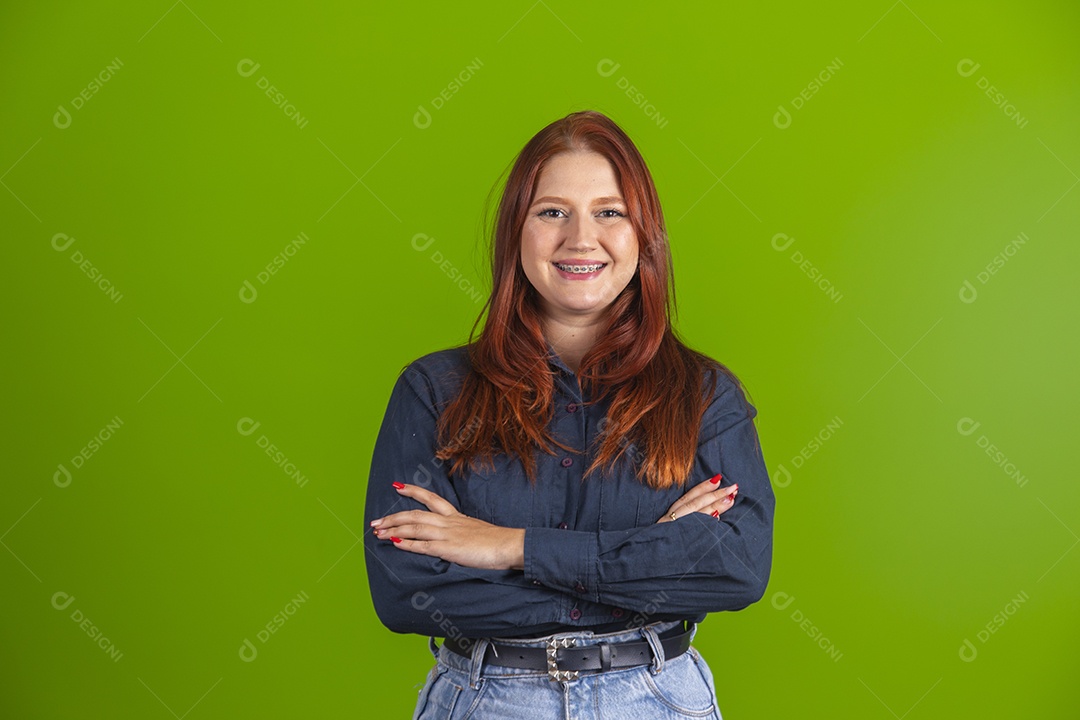 Linda mulher jovem garota cabelo ruivo sorridente sobre fundo isolado verde