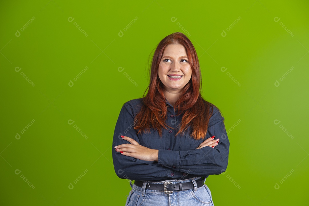 Linda mulher jovem garota cabelo ruivo sorridente sobre fundo isolado verde