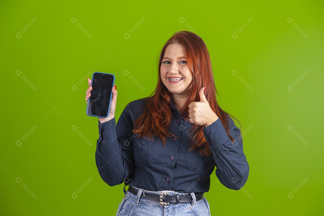 Linda mulher jovem garota cabelo ruivo segurando cartão de credito e celular