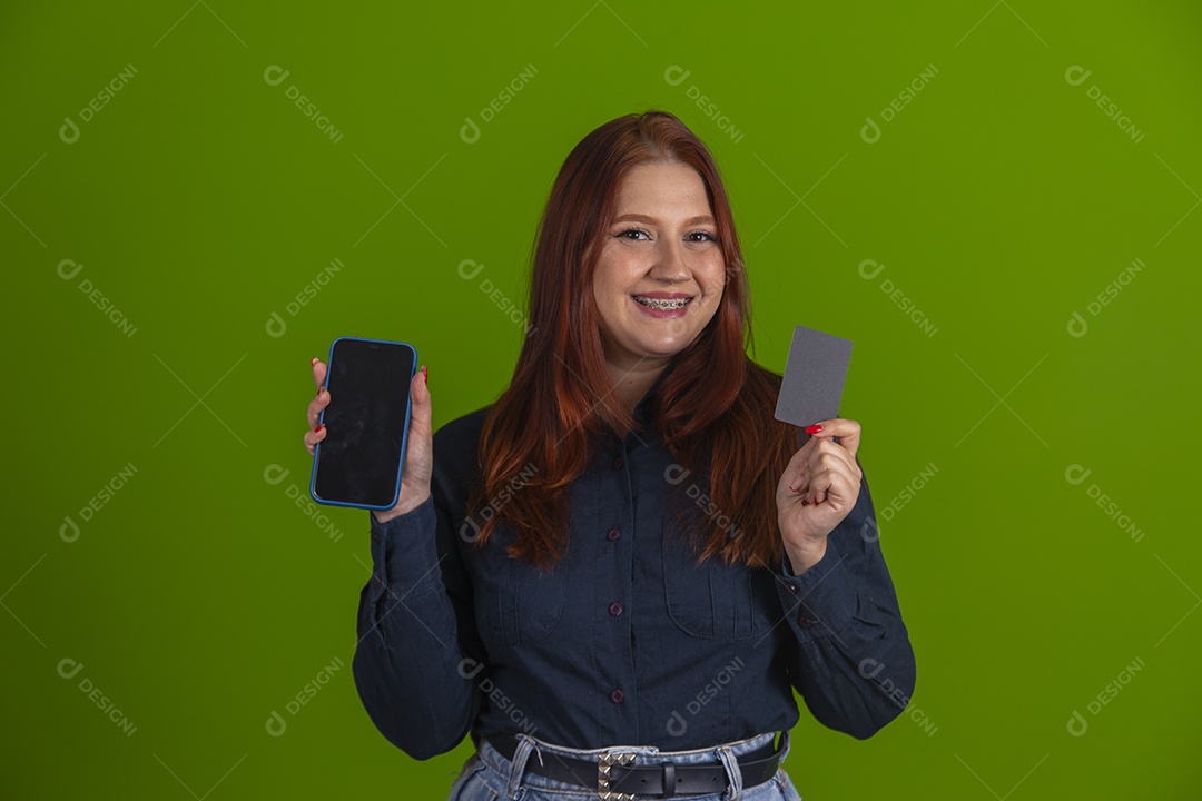 Linda mulher jovem garota cabelo ruivo segurando cartão de credito e celular