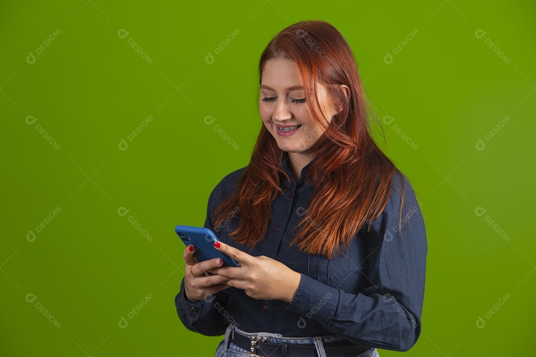 Linda mulher jovem garota cabelo ruivo sorridente sobre fundo isolado verde