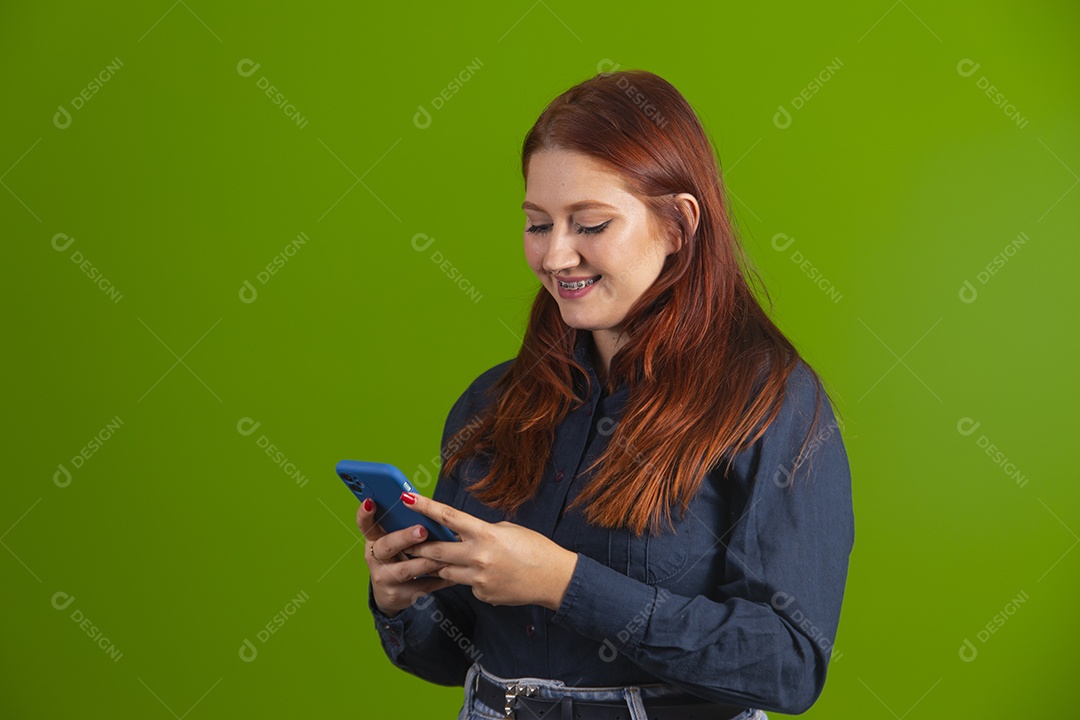 Linda mulher jovem garota cabelo ruivo sorridente sobre fundo isolado verde