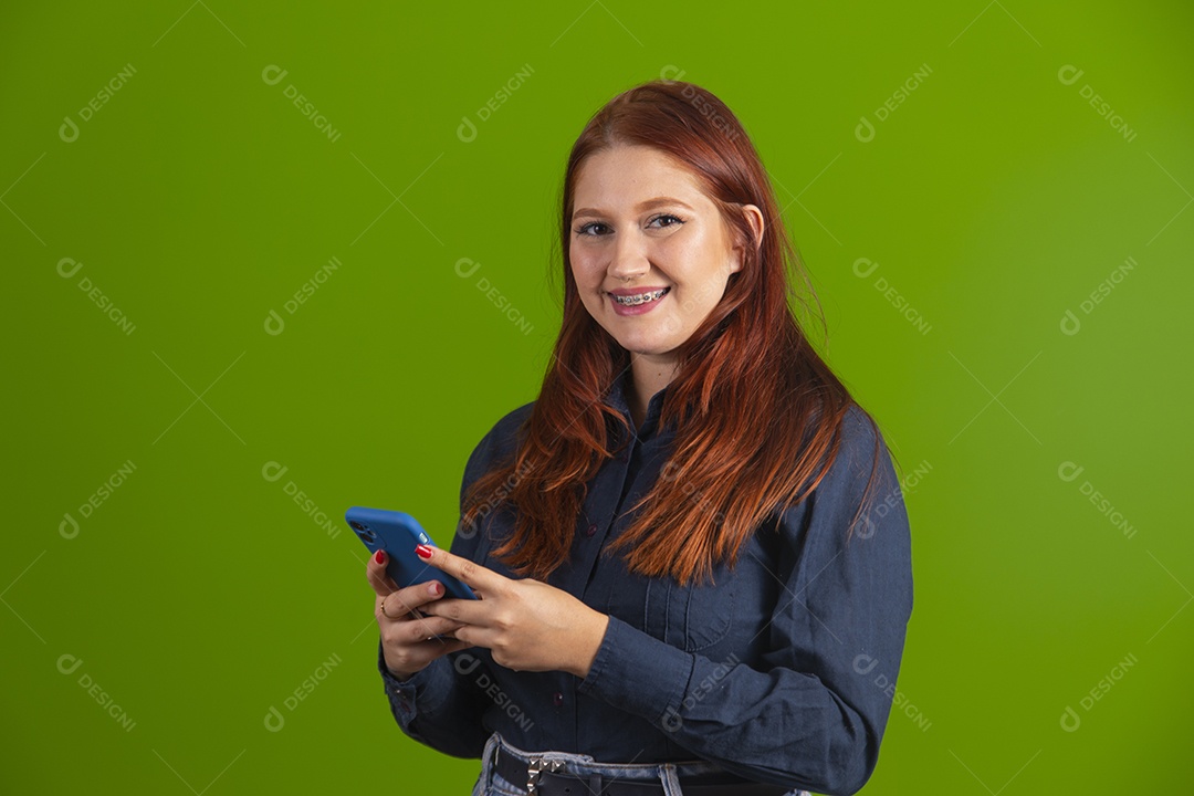 Linda mulher jovem garota cabelo ruivo sorridente sobre fundo isolado verde