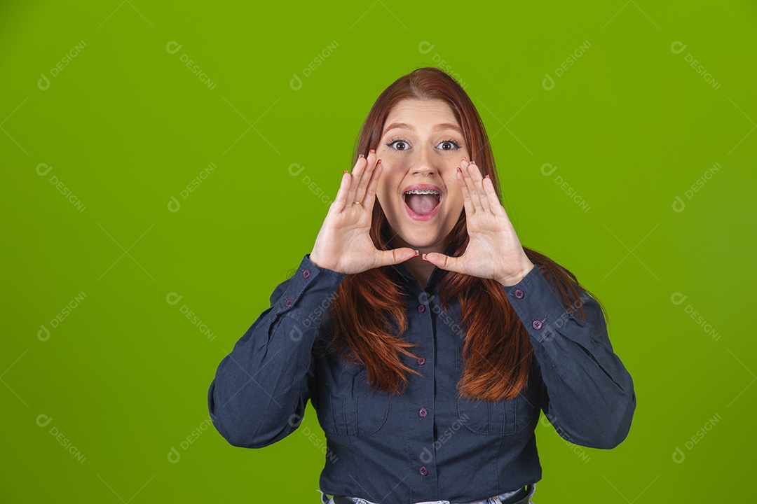 Linda mulher jovem garota cabelo ruivo sorridente sobre fundo isolado verde