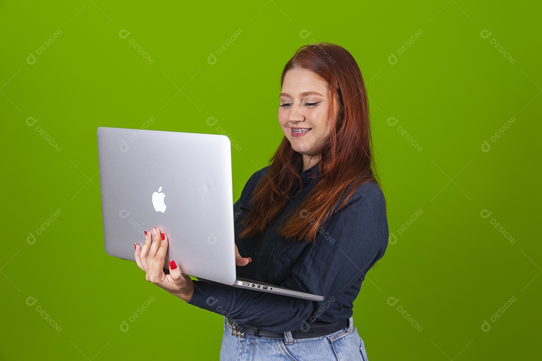 Linda mulher jovem garota cabelo ruivo sorridente usando notebook