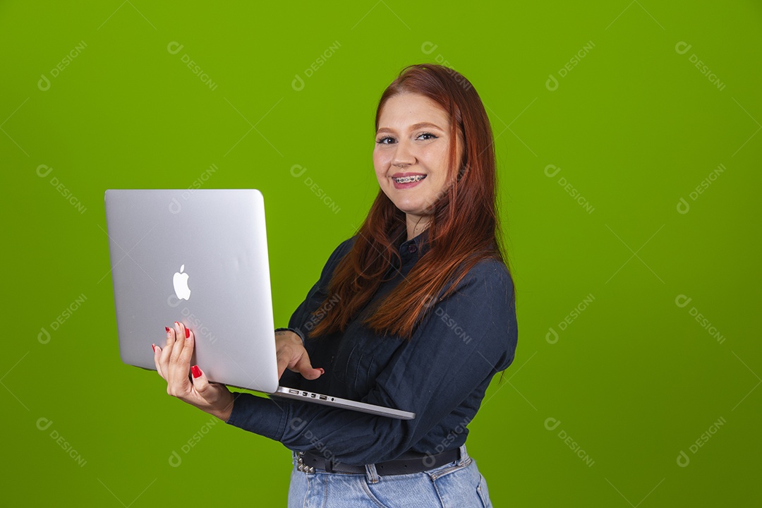 Linda mulher jovem garota cabelo ruivo sorridente usando notebook