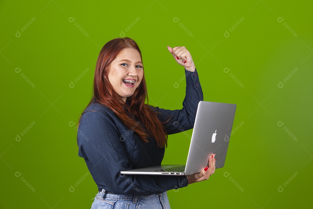 Linda mulher jovem garota cabelo ruivo sorridente usando notebook