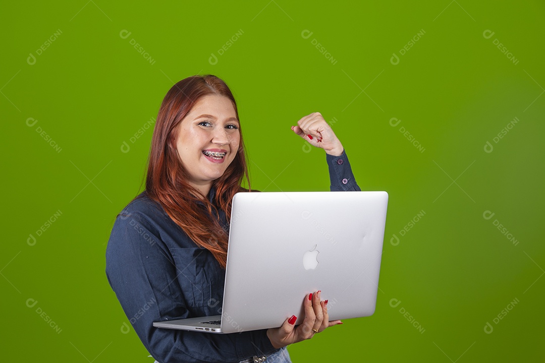 Linda mulher jovem garota cabelo ruivo sorridente usando notebook