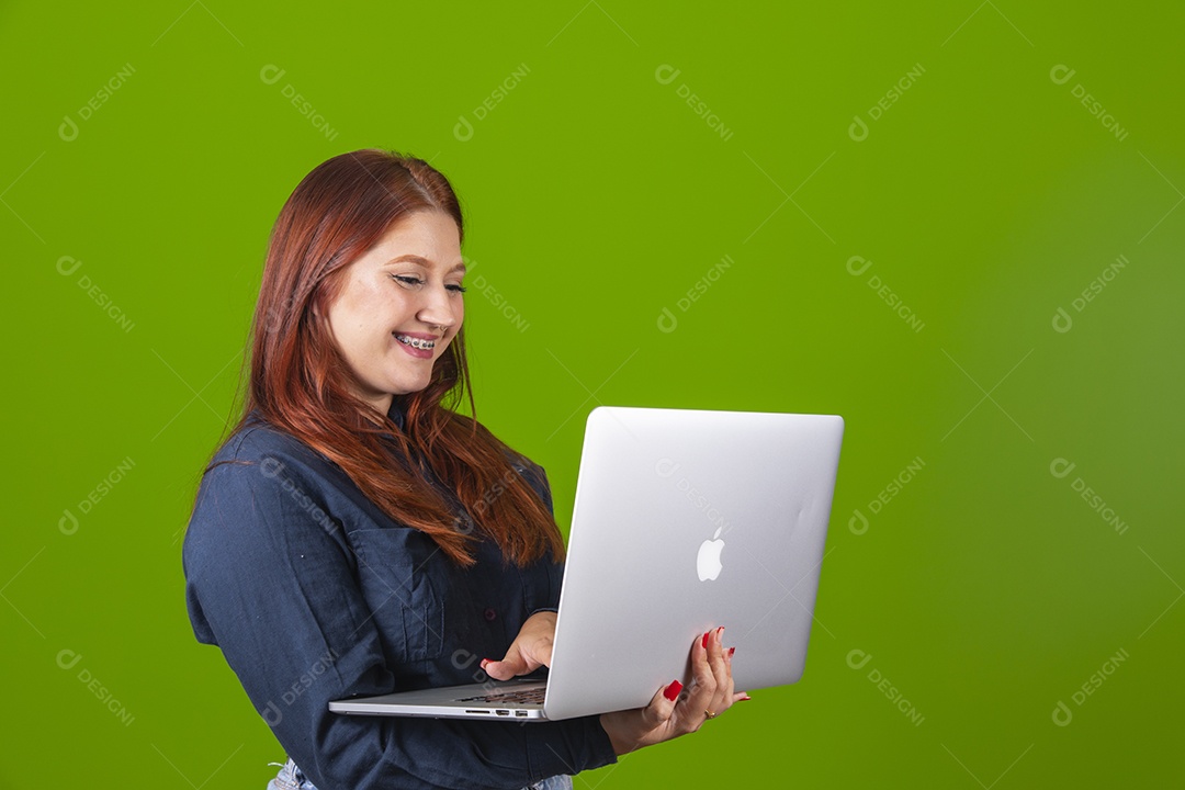 Linda mulher jovem garota cabelo ruivo sorridente usando notebook