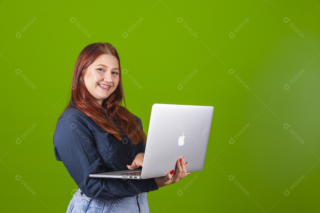 Linda mulher jovem garota cabelo ruivo sorridente usando notebook