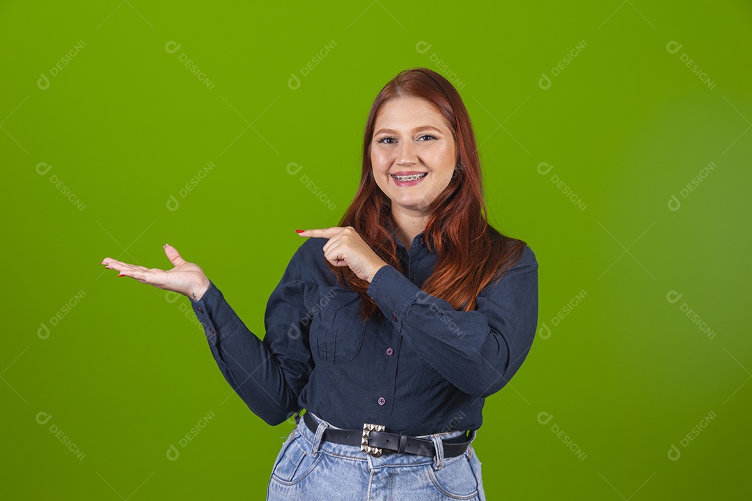 Linda mulher jovem garota cabelo ruivo sorridente sobre fundo isolado verde