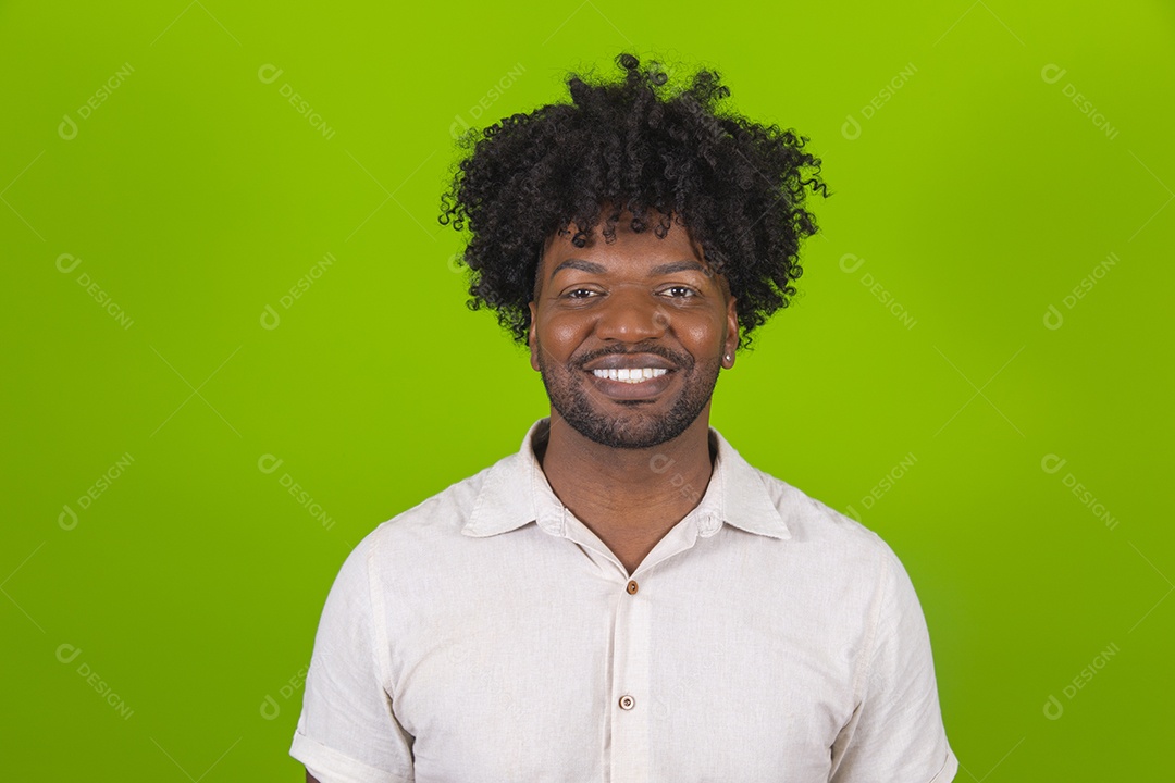 Homem jovem garoto negro sorridente sobre fundo isolado verde