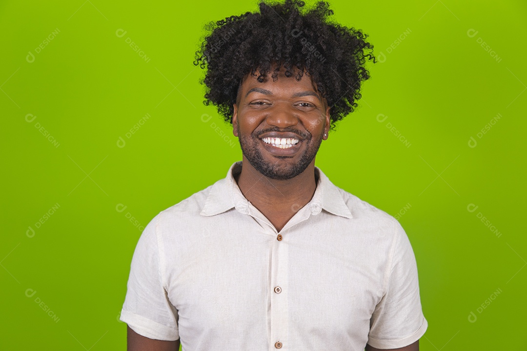 Homem jovem garoto negro sorridente sobre fundo isolado verde