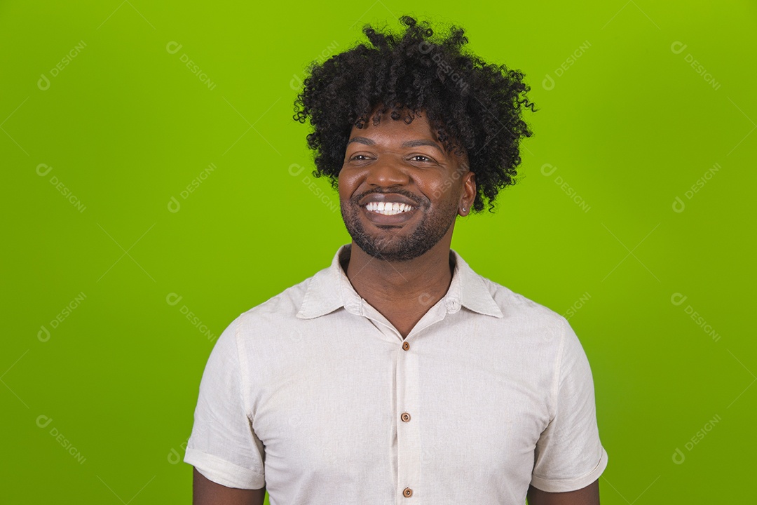 Homem jovem garoto negro sorridente sobre fundo isolado verde