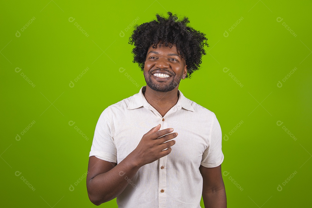Homem jovem garoto negro sorridente sobre fundo isolado verde