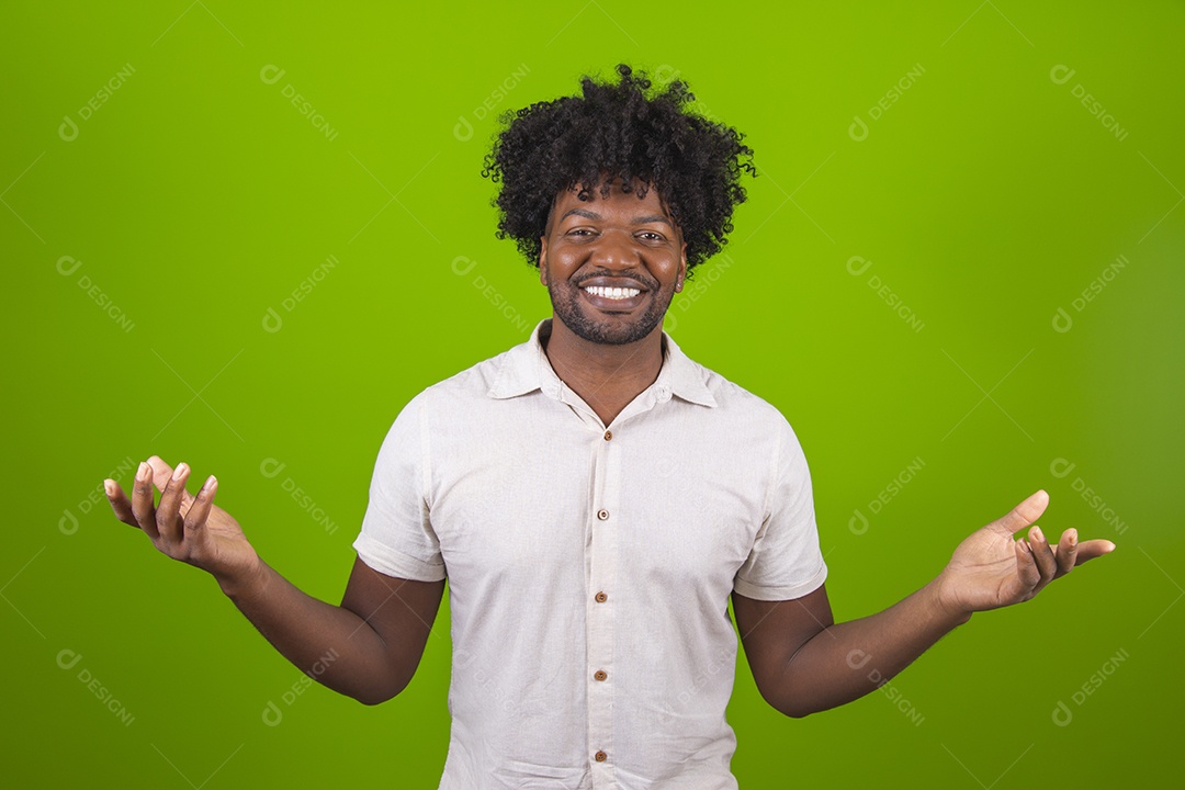 Homem jovem garoto negro sorridente sobre fundo isolado verde