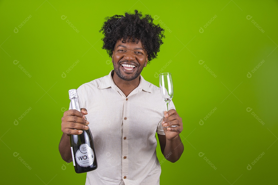 Homem jovem garoto barbudo cabelo cacheado negro segurando taça de bebida garrafa