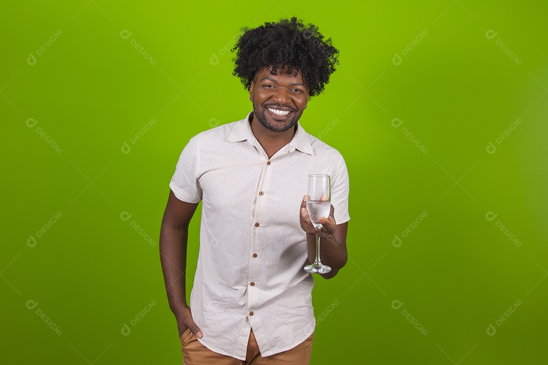 Homem jovem garoto negro sorridente segurando taça de bebida