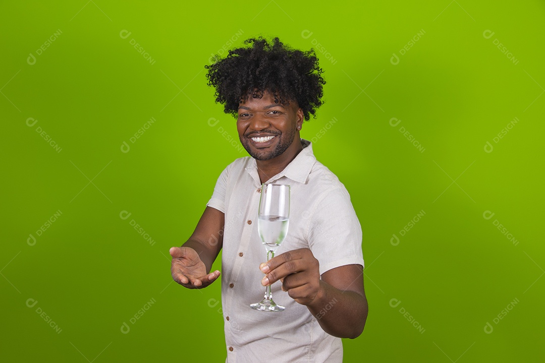 Homem jovem garoto negro sorridente segurando taça de bebida24