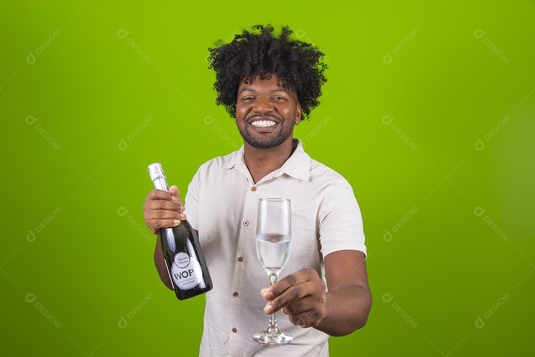 Homem jovem garoto negro sorridente segurando garrafa de bebida