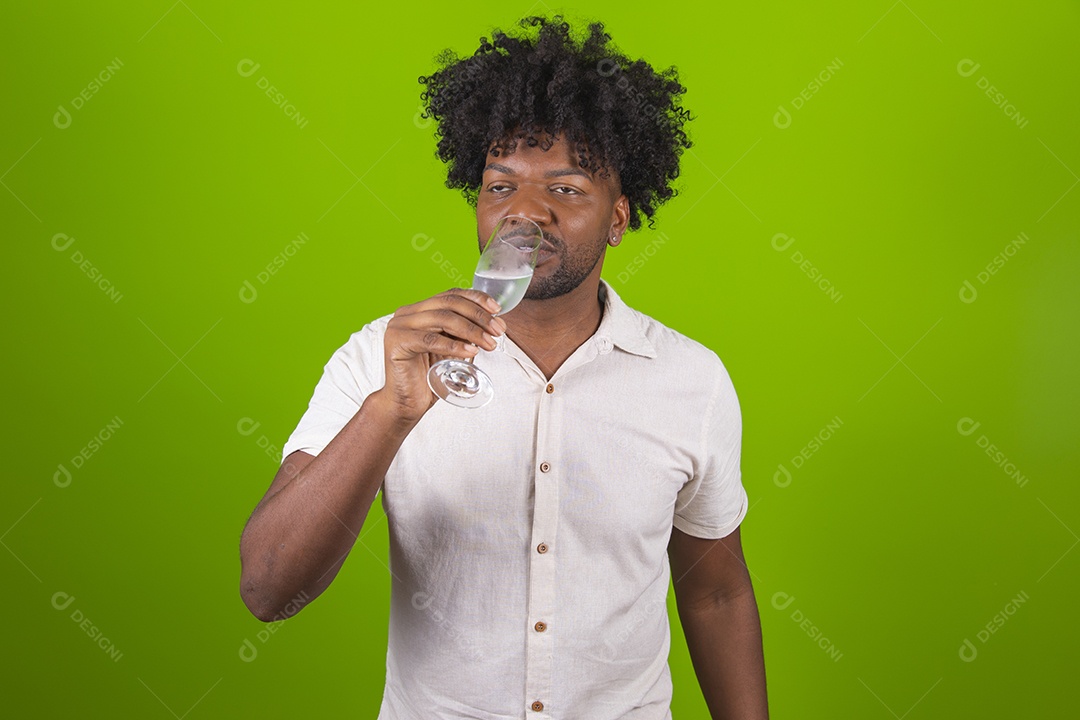 Homem jovem garoto negro sorridente segurando taça bebida