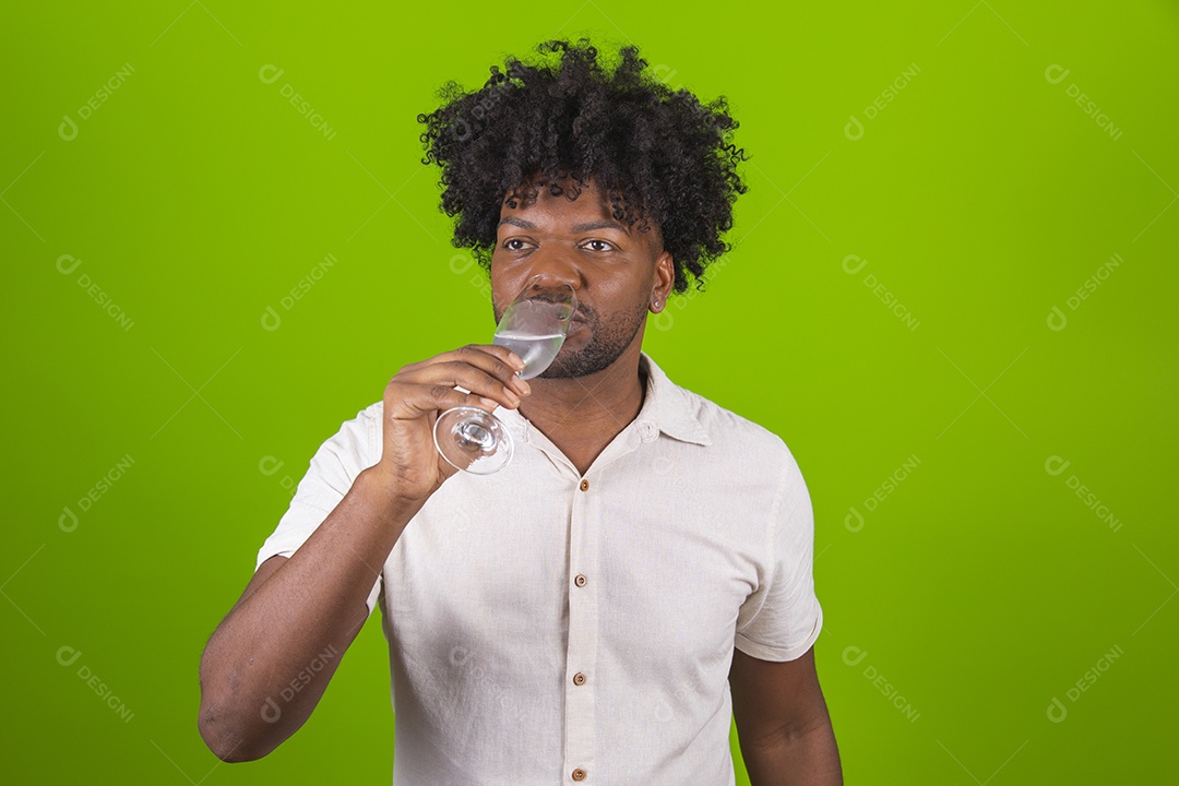 Homem jovem garoto negro sorridente segurando taça bebida