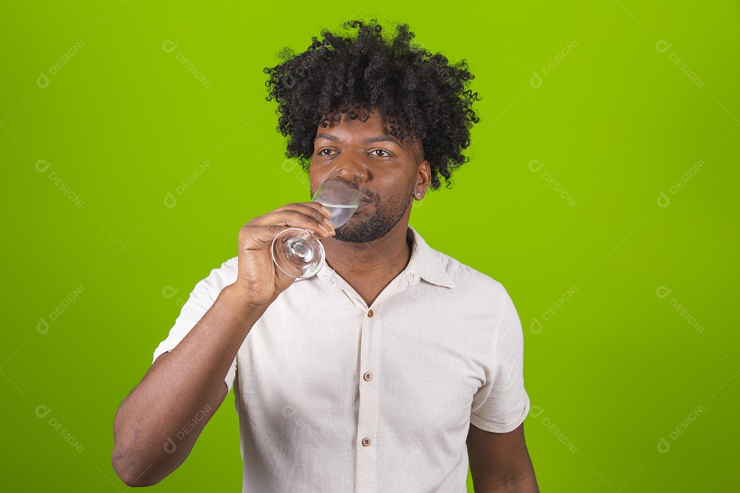 Homem jovem garoto negro sorridente segurando taça bebida