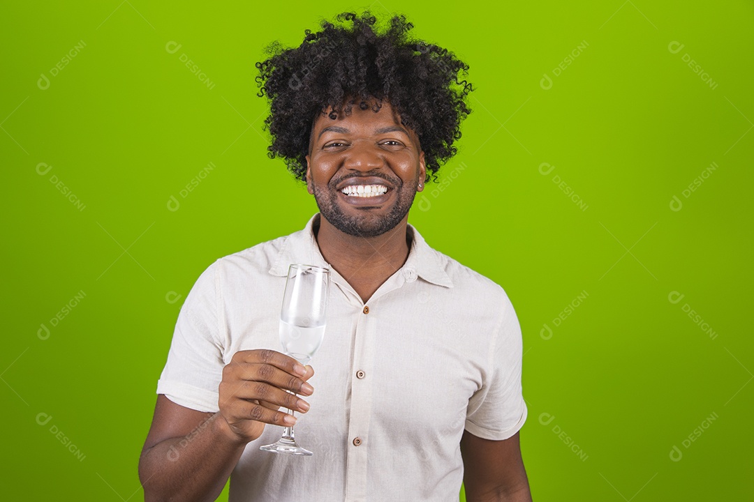 Homem jovem garoto negro sorridente segurando taça bebida