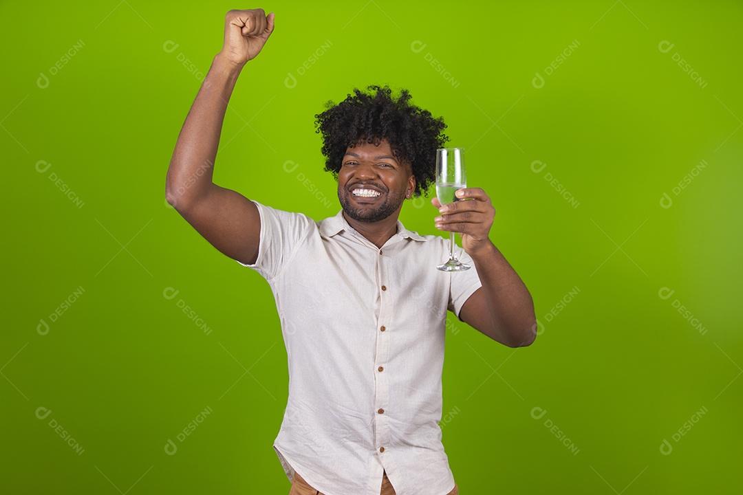 Homem jovem garoto negro sorridente segurando taça bebida