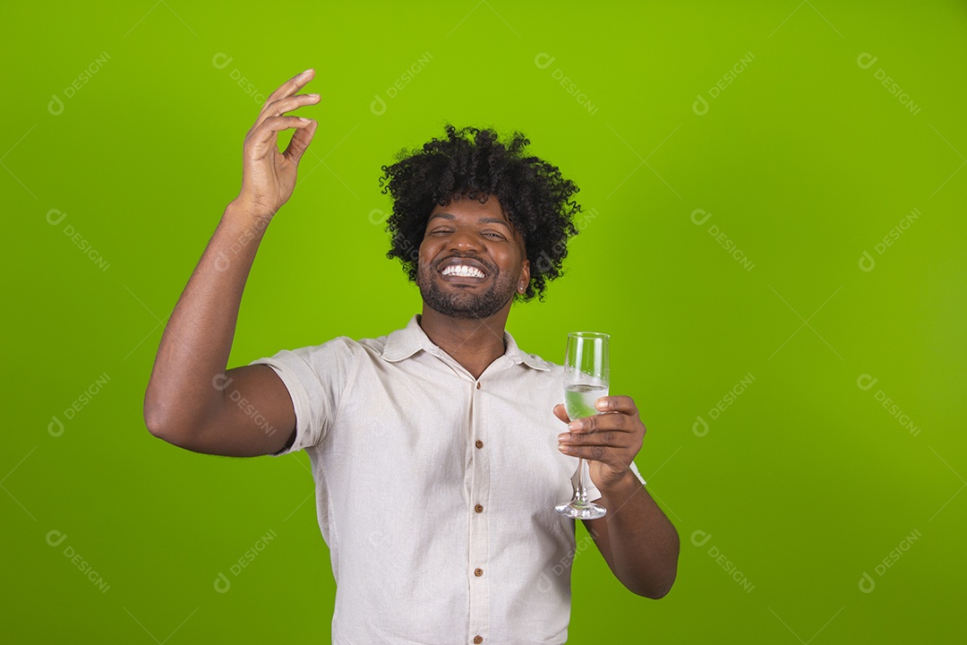 Homem jovem garoto negro sorridente segurando taça bebida