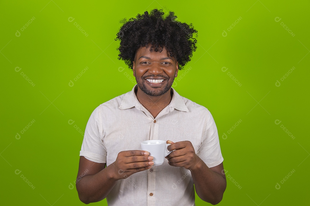 Homem jovem garoto negro sorridente sobre fundo isolado verde