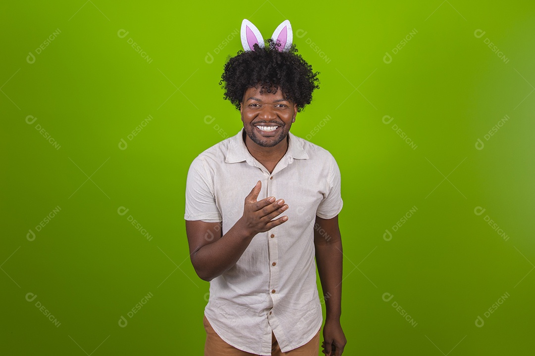Homem jovem garoto negro sorridente sobre fundo isolado verde