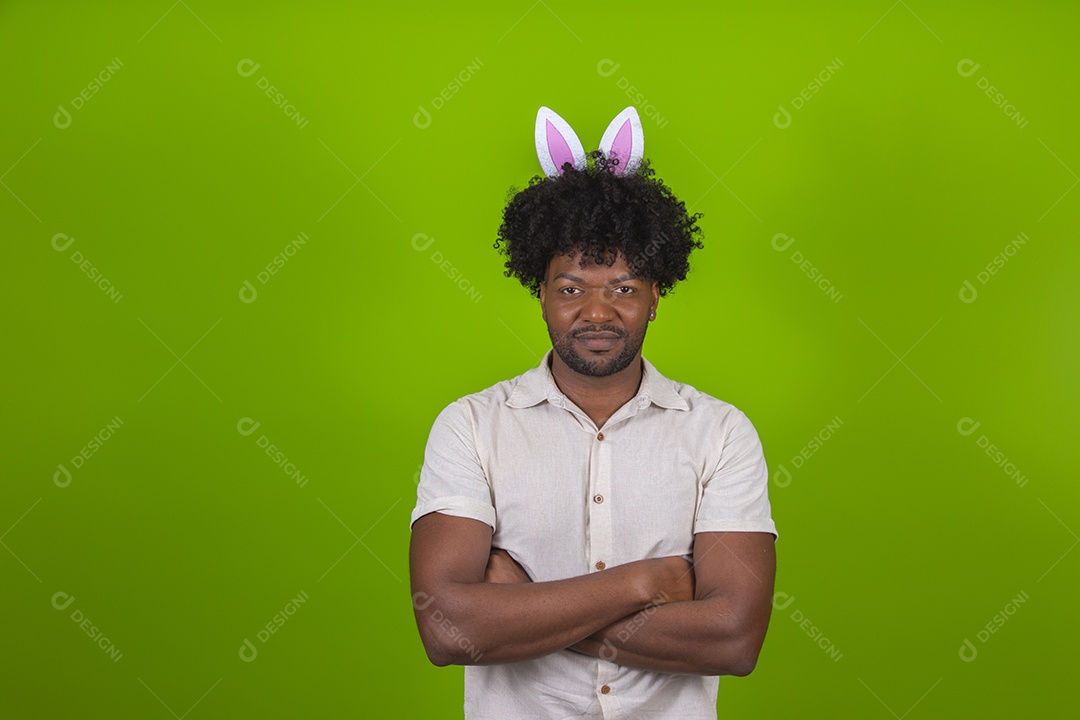 Homem jovem garoto negro sorridente sobre fundo isolado verde