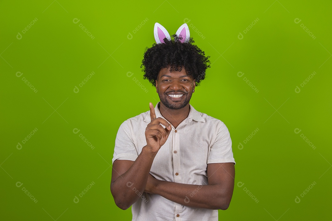 Homem jovem garoto negro sorridente sobre fundo isolado verde