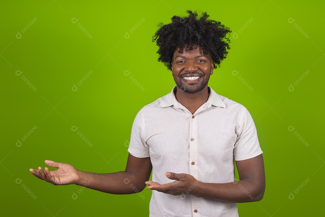 Homem jovem garoto negro sorridente sobre fundo isolado verde