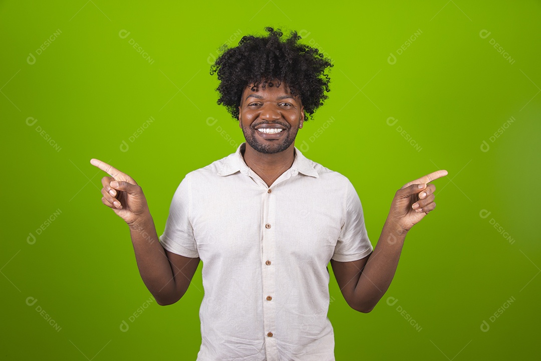 Homem jovem garoto negro sorridente sobre fundo isolado verde