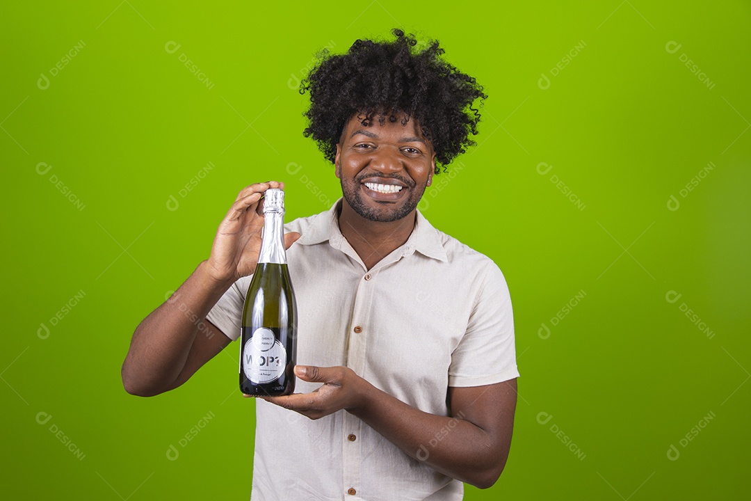 Homem jovem garoto negro sorridente segurando garrafa de bebida