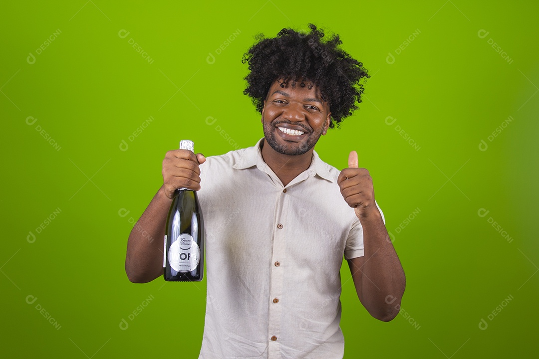 Homem jovem garoto negro sorridente segurando garrafa de bebida