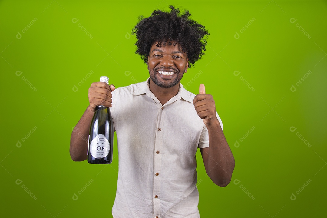 Homem jovem garoto negro sorridente segurando garrafa de bebida
