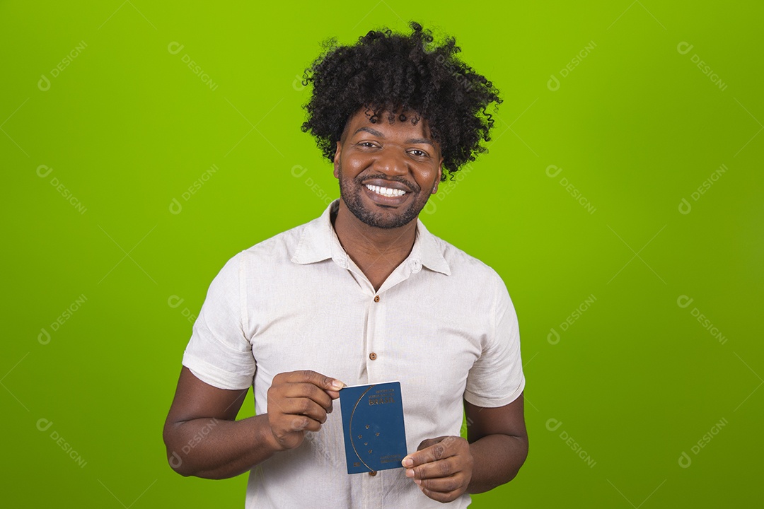 Homem jovem garoto negro sorridente segurando passaporte