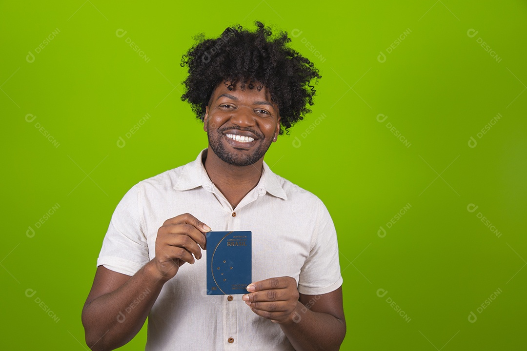 Homem jovem garoto negro sorridente segurando passaporte