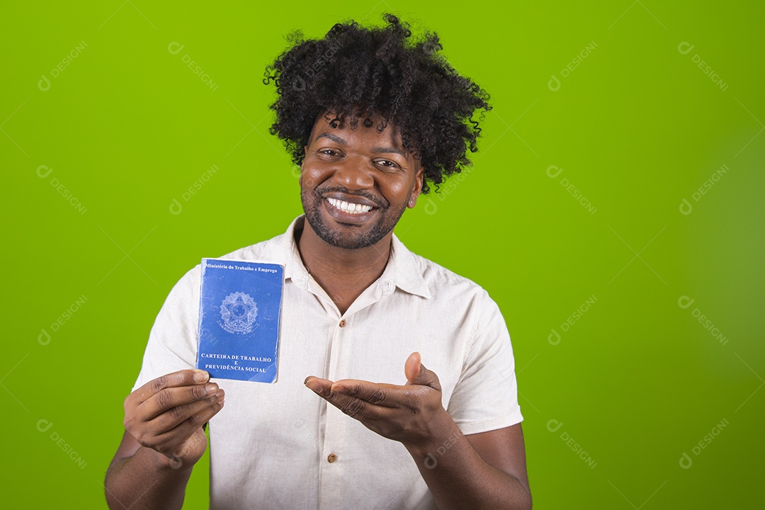 Homem jovem garoto negro segurando carteira de trabalho