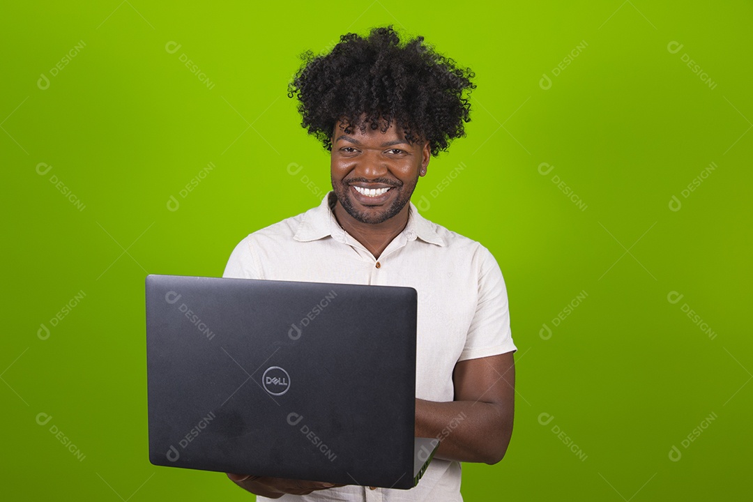 Homem jovem garoto negro sorridente usando notebook
